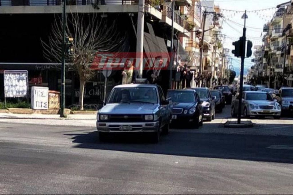 Ιερείς ανέβηκαν σε αγροτικό και ράντισαν όλη την πόλη με αγιασμό λόγω κοροναϊού!
