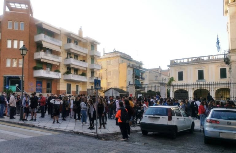 Στα κάγκελα οι μαθητές, ζητούν τήρηση των υγειονομικών πρωτοκόλλων