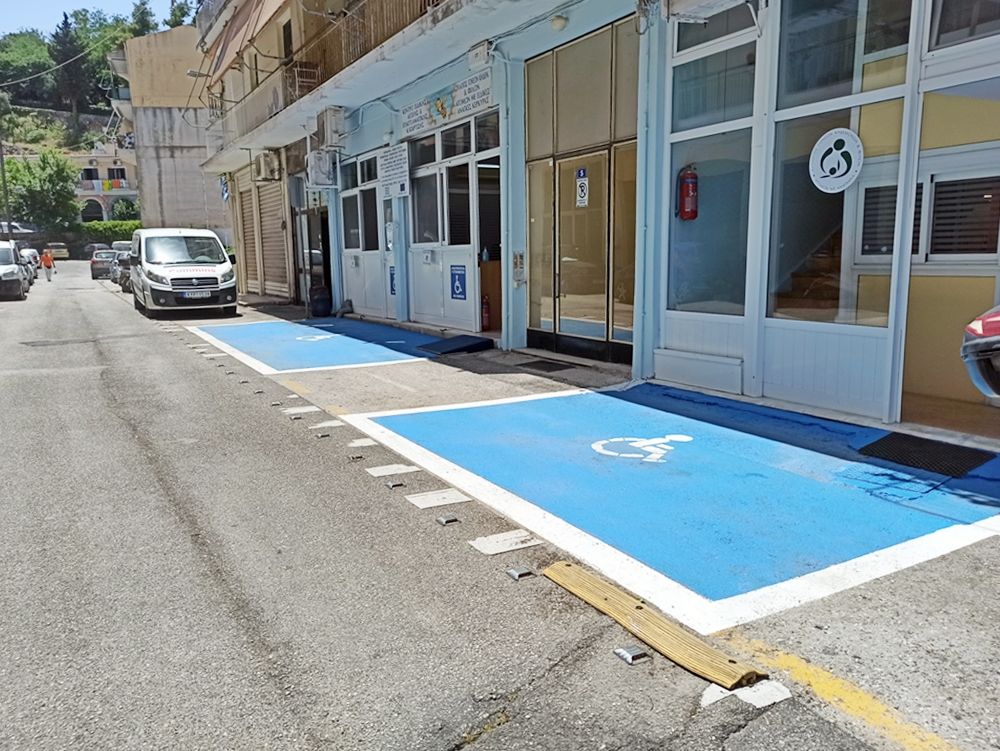 Δύο χώροι στάθμευσης ΑμεΑ στη «Μέλισσα»