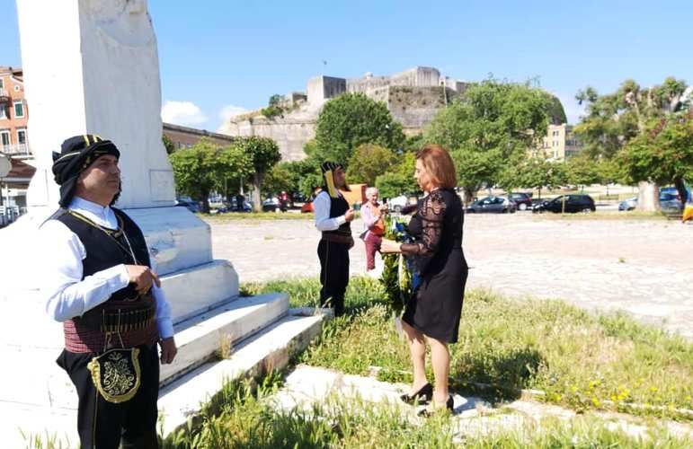 Μ. Ανδριώτη: «Υποκλινόμαστε με σεβασμό στη μνήμη των θυμάτων» (photos)
