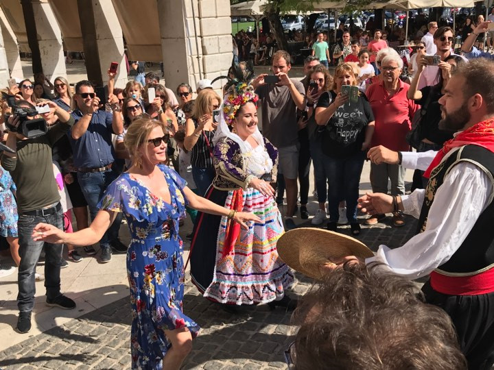 Watch ΄Brooke΄ take part in traditional Corfu dancing in Liston