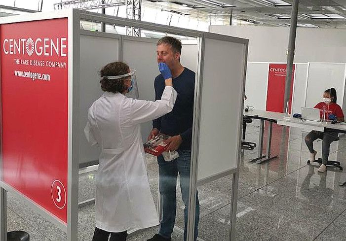 Σε τεστ για όλους στις διεθνείς πτήσεις προσανατολίζονται οι αεροπορικές εταιρείες