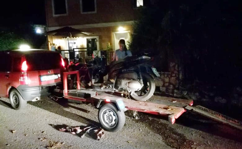 Κορμός δέντρου καταπλάκωσε οχήματα στο Μον Ρεπό (photos)