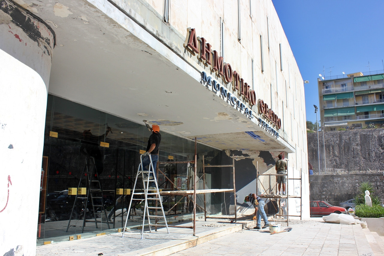 Εθελοντές και Δήμος ευπρεπίζουν το Δημοτικό Θέατρο