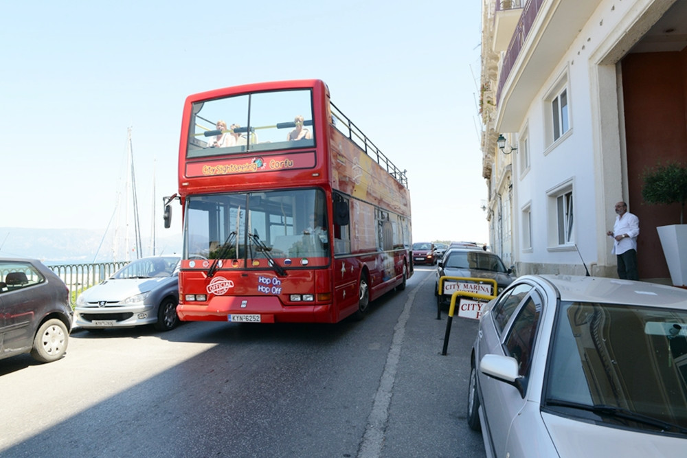Tourist Coach Owners: 3+1 reasons for the island΄s deterioration