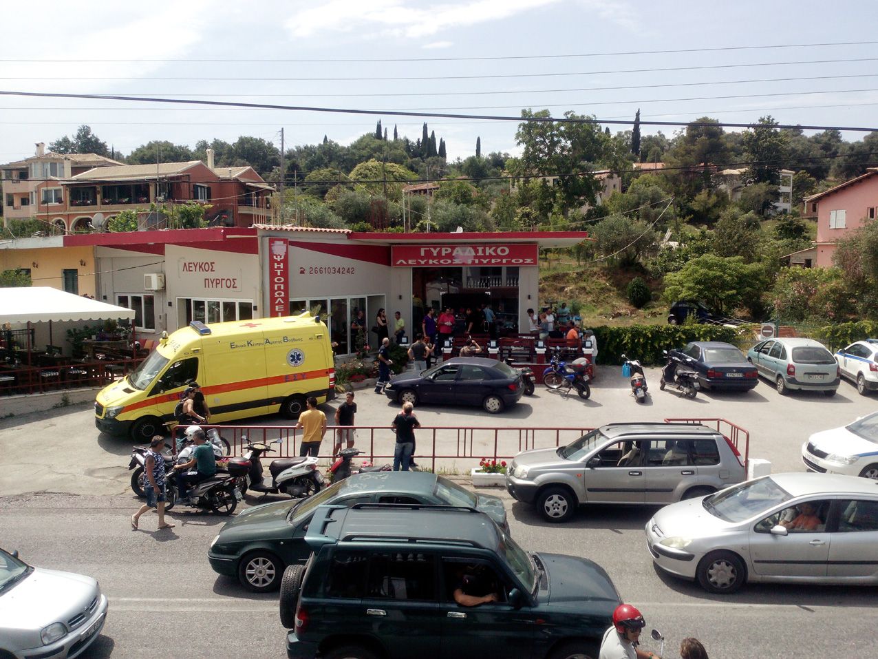 Τον μαχαίρωσε μέσα στο μαγαζί του & παραδόθηκε (video)