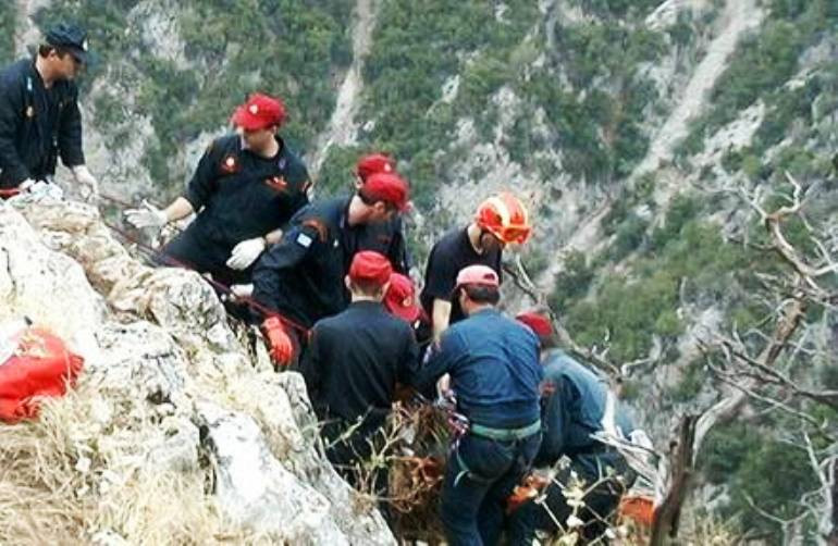 Απεγκλωβίζεται ο 41χρονος που κρεμόταν όλη νύχτα σε γκρεμό στην Κορακιάνα