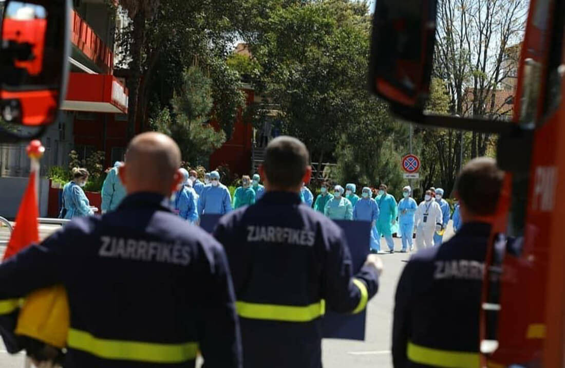 Πυροσβεστική ευγνωμοσύνη στους υγειονομικούς του Λοιμωδών στα Τίρανα (φωτο γκάλερι)