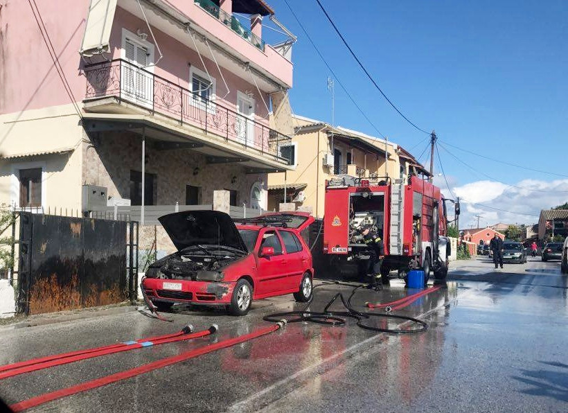Αυτοκίνητο τυλίχθηκε στις φλόγες στη Χρυσίδα