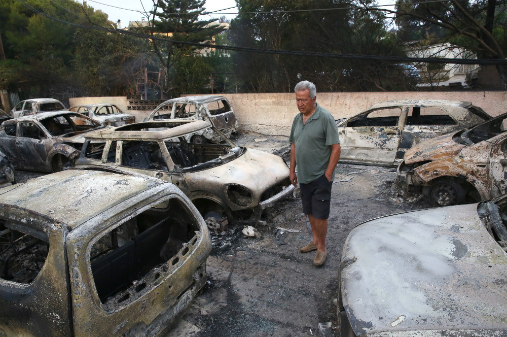 Νεκροί και τραυματίες στην πύρινη καταστροφή της Ανατολικής Αττικής