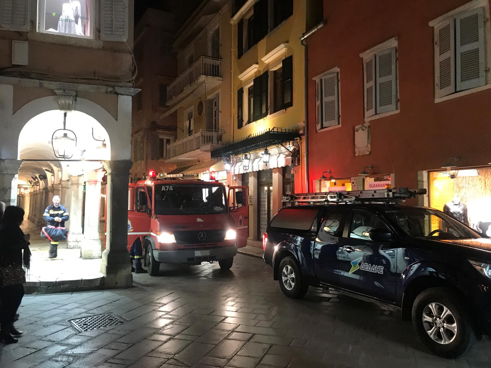 Φωτιά σε καλώδια στην παλιά πόλη, τέθηκε υπό έλεγχο (photos -video)
