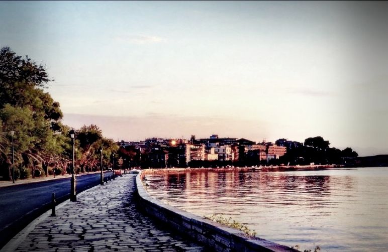 Σε ημιλιπόθυμη κατάσταση ανασύρθηκε 46χρονη από τον όρμο της Γαρίτσας
