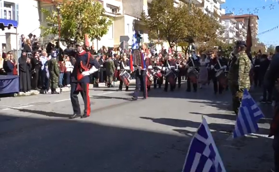 Στα Γρεβενά παρέλασε η Φιλαρμονική Γαστουρίου «Ομόνοια» (video)