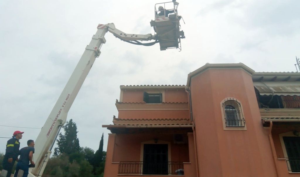 Κινητοποίηση της Πυροσβεστικής για απομάκρυνση ατόμου από στέγη
