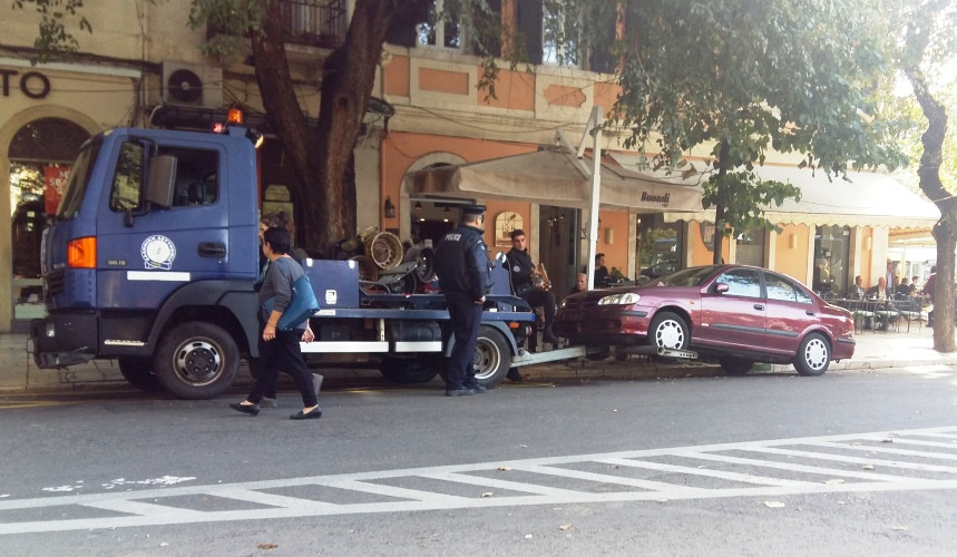 Έχει... τελικά γερανό η Τροχαία Κέρκυρας! Θα τον βλέπουμε, άραγε, συχνότερα...; (photos)