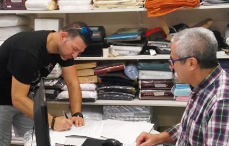 Εθελοντής προσέφερε το φουσκωτό του για τη μετακίνηση στο Βίδο