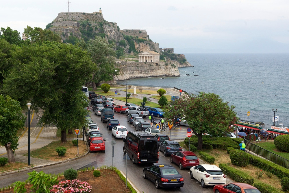 San Giacomo: Lack of regulations is leading to an ΄overtourism΄ situation on Corfu Town roads