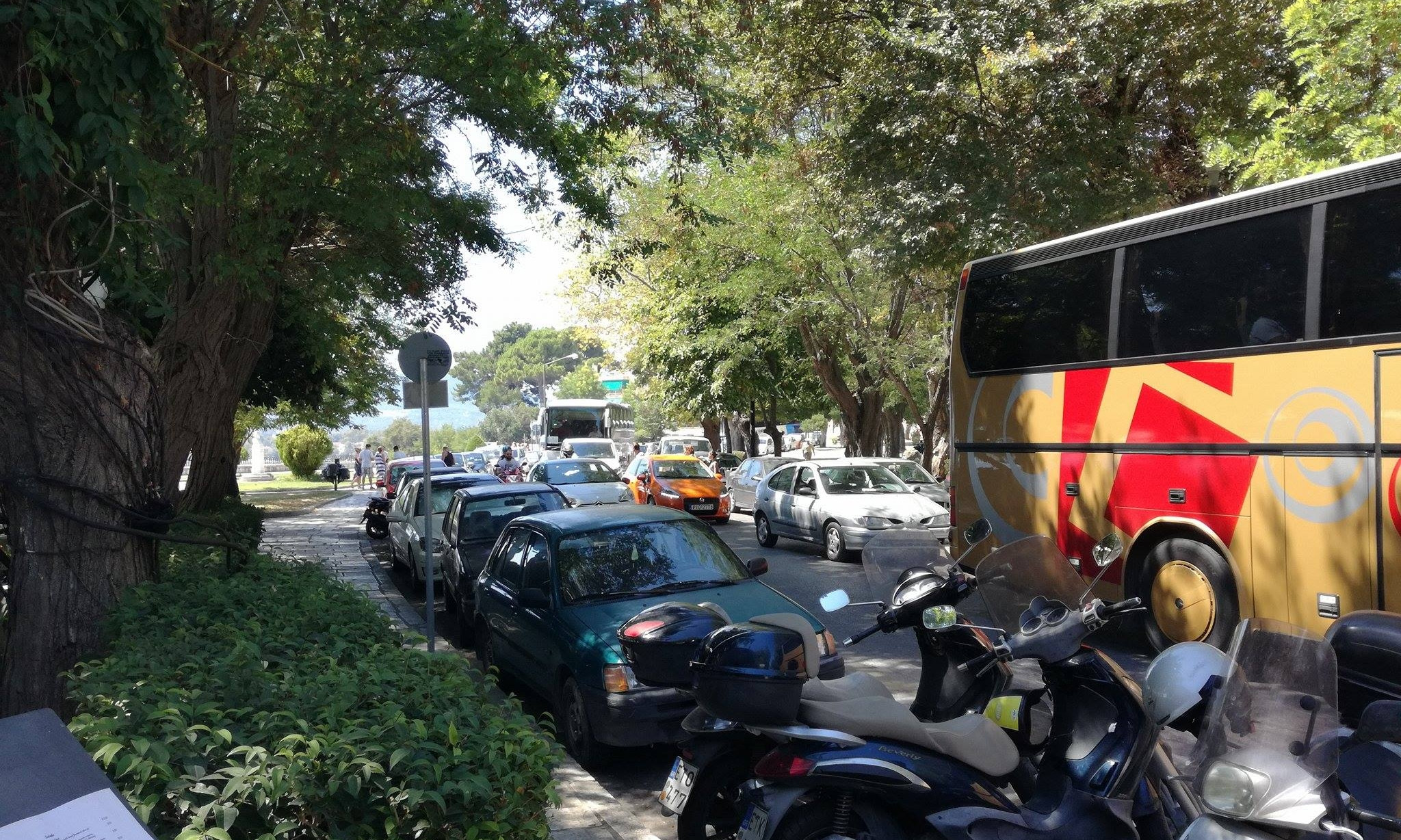 Ένωση Ξεναγών: Μποτιλιάρισμα & σκουπίδια θέλουμε να θυμούνται οι επισκέπτες;