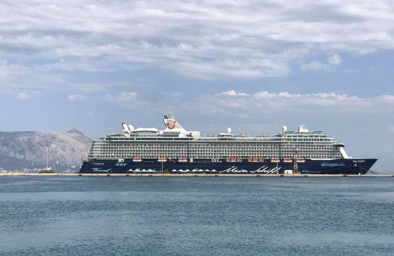 Στο λιμάνι της Κέρκυρας η ναυαρχίδα της TUI Cruises (photos)