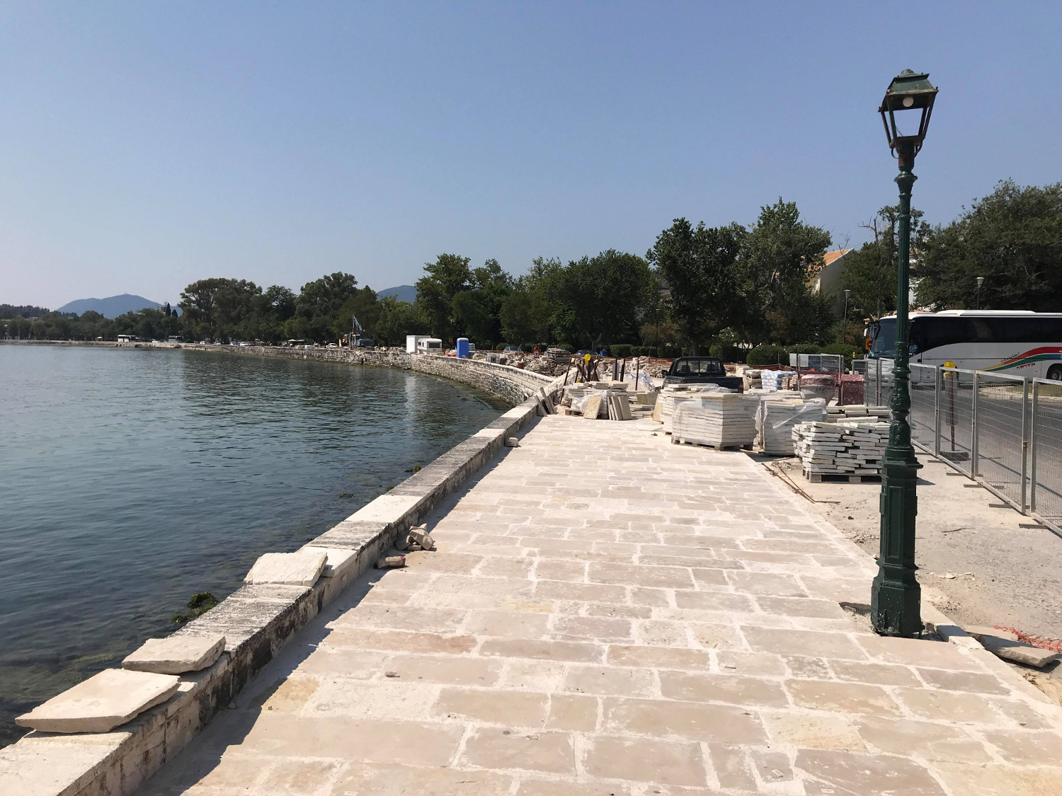 Τι φταίει και δεν τελειώνει μέχρι τον Ανεμόμυλο η παραλιακή της Γαρίτσας
