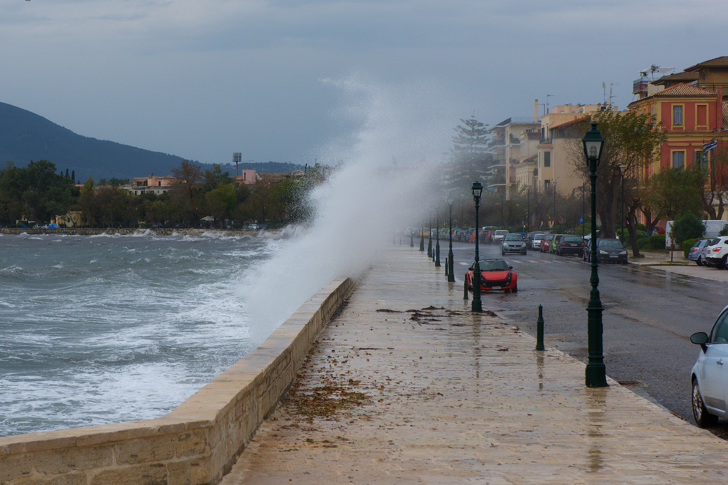 Προβλήματα στο οδικό δίκτυο, κλειστή η παραλιακή της Γαρίτσας