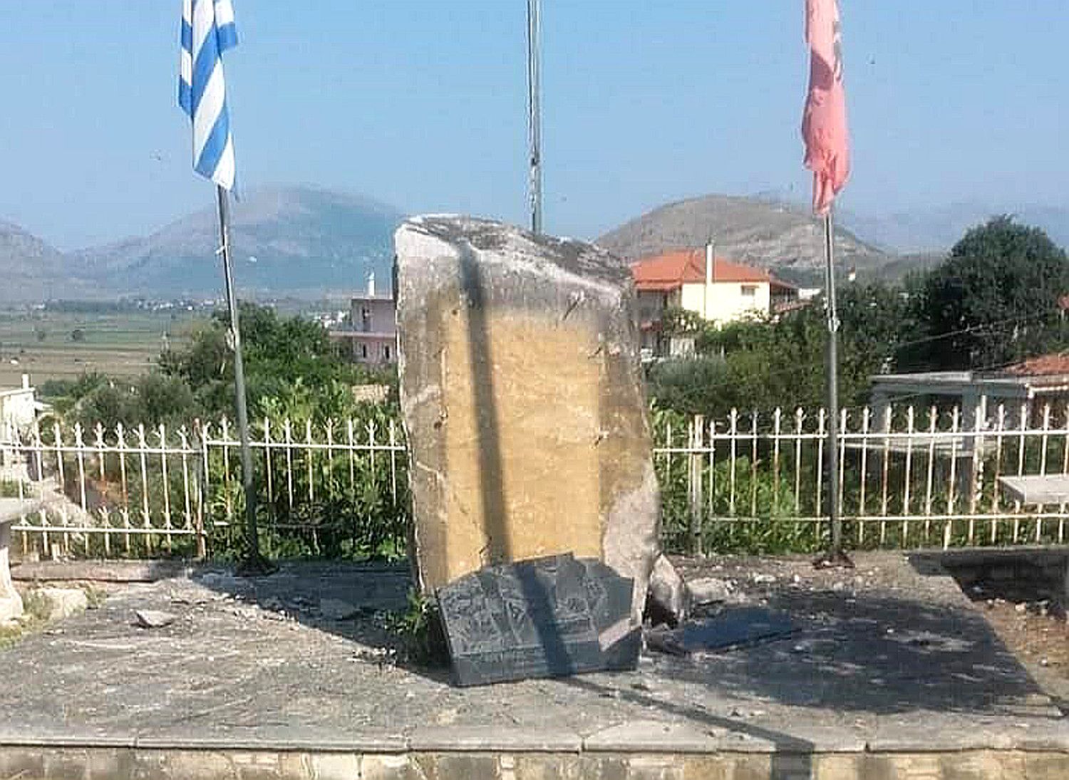 Ανατίναξαν το μνημείο του οπλαρχηγού Θύμιου Λιώλη. Οξεία η αντίδραση του ελληνικού υπΕξ