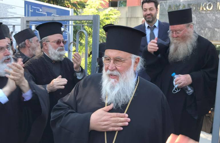 Μπορεί ευχαριστημένη να μειδιά...