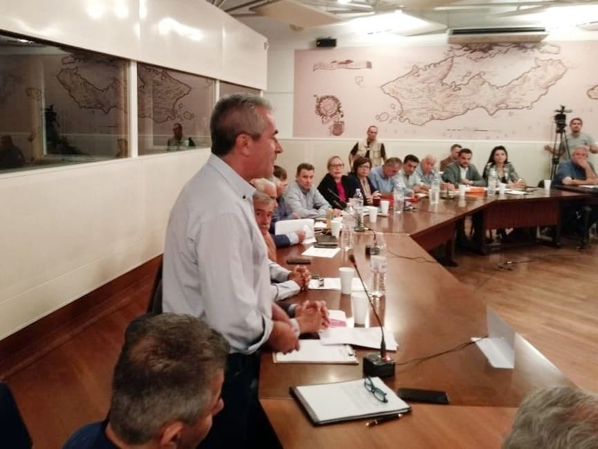 Συνεδρίαση του δημοτικού συμβουλίου με αποκλειστικό θέμα τα σκουπίδια