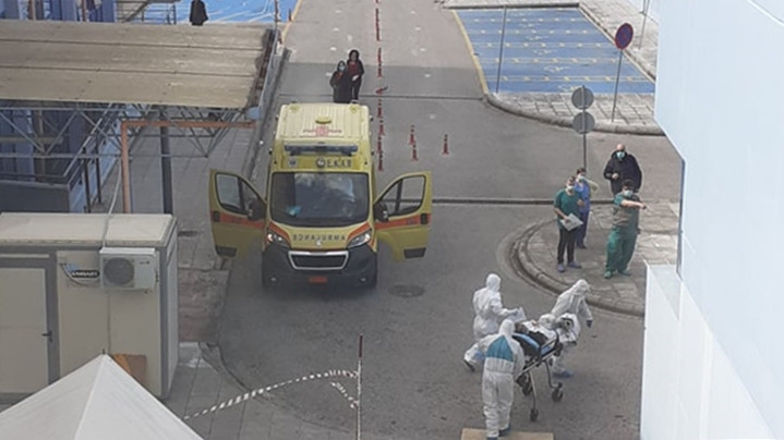 Στα Γιάννενα με ασθενοφόρο του ΕΚΑΒ, ο ασθενής με κορωνοϊό