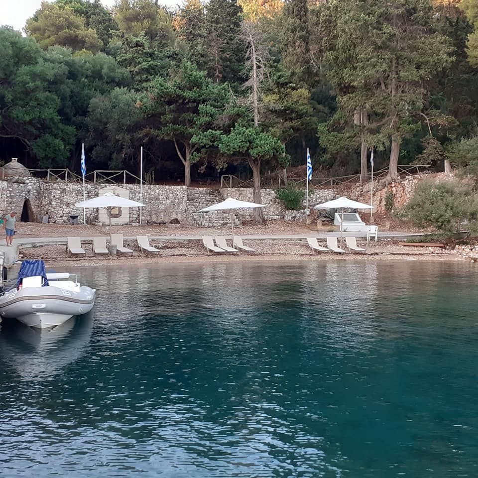 Ξαπλώστρες και ομπρέλες στο Βίδο, δωρεάν για το κοινό