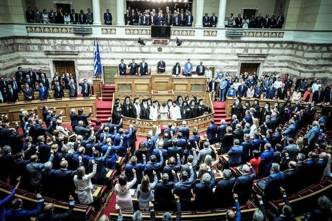 Ορκίστηκαν οι 300 της νέας Βουλής