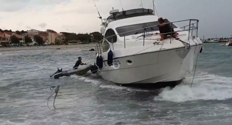 Προσάραξη θαλαμηγού στους Οθωνούς, λόγω κακοκαιρίας