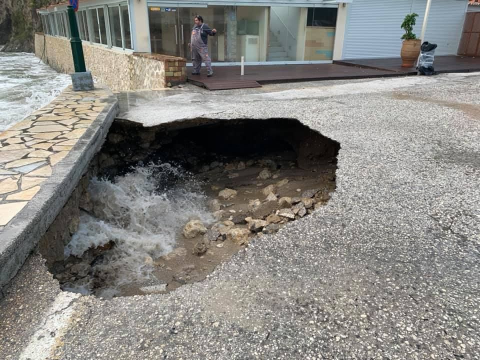 Καθίζηση στην Παλαιoκαστρίτσα έξω από το εστιατόριο Vrachos