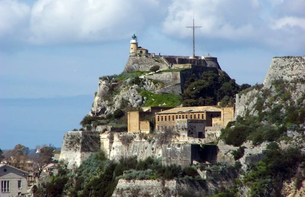 Άστεγες κινδυνεύουν να μείνουν οι καλοκαιρινές παραστάσεις