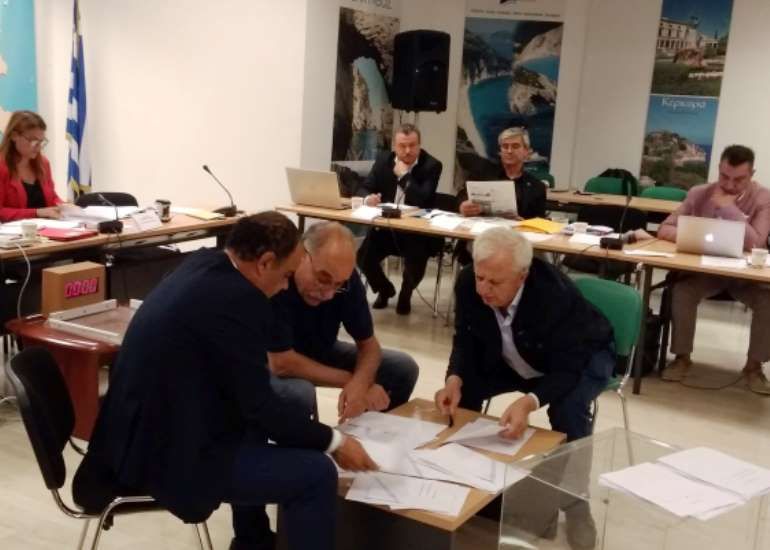 Εν μέσω έντασης στο Περιφερειακό Συμβούλιο η εκλογή εκπροσώπων στην ΕΝ.Π.Ε.