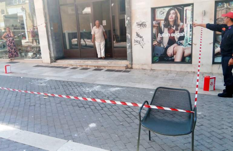 Έπεσαν σοβάδες από πολυκατοικία δίπλα στο Εργατικό Κέντρο Κέρκυρας