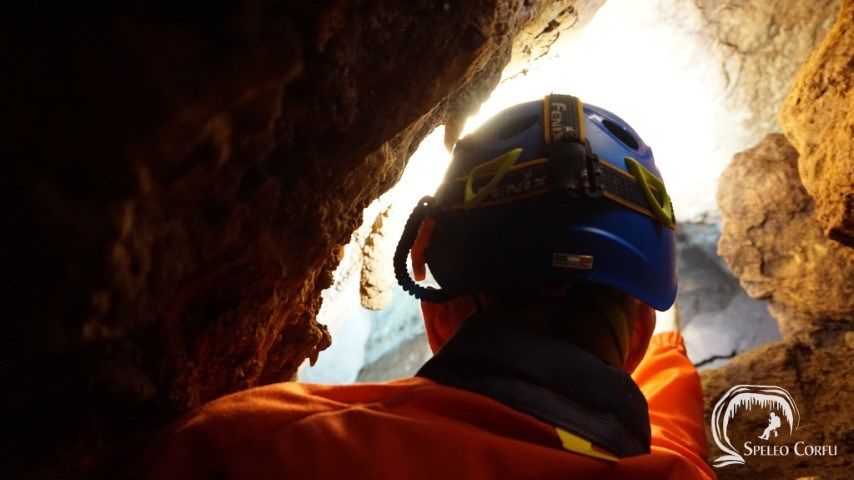 Dutch speleologist and caver René van Vliet discovers an unexplored chamber in Platesgourna cave!