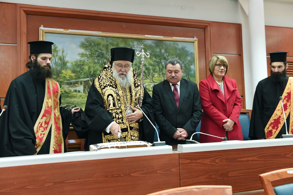 Ευχές για «Καλύτερη Xρονιά» στην πίτα της Περιφέρειας (video)