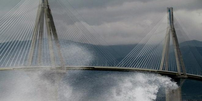 Νεκρός άνδρας στο Αντίρριο από τη σφοδρή θαλασσοταραχή