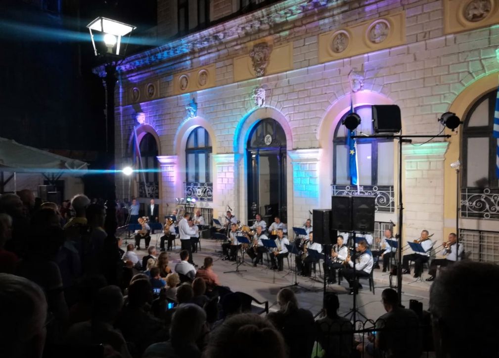 Η μπάντα του ρώσικου στόλου της Μαύρης Θάλασσας στην Πλατεία Δημαρχείου (video)