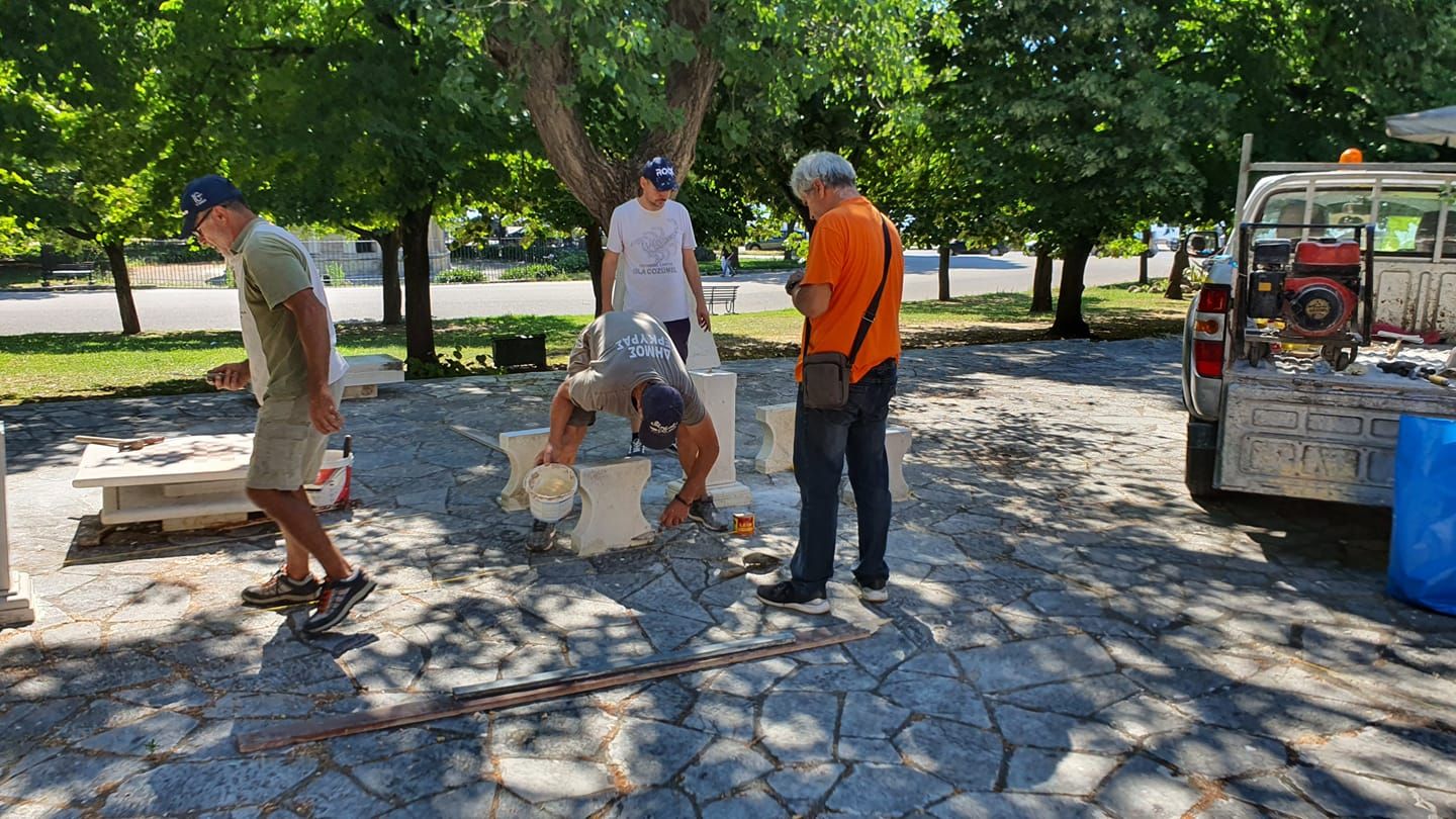 Στην πάνω Πλατεία μεταφέρθηκαν δύο σκακιέρες από το Παλιό Λιμάνι