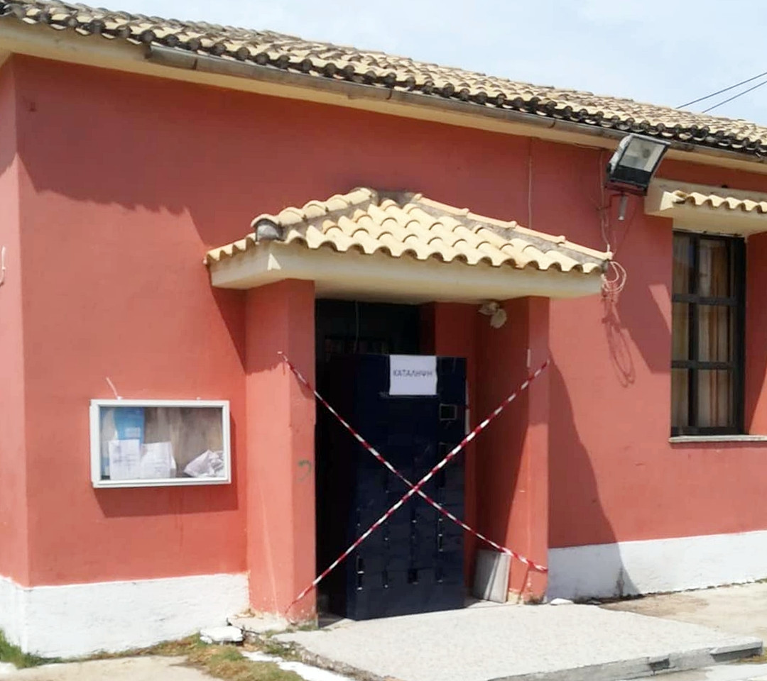 Λουκέτο στα δημοτικά γραφεία στο Σιδάρι, λόγω σκουπιδιών!