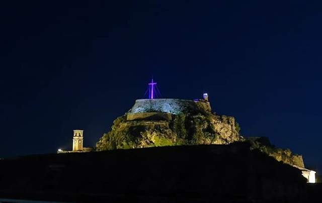 Άναψε δοκιμαστικά ο Σταυρός του Παλαιού Φρουρίου