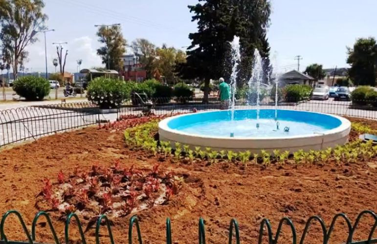 «Έλαμψε» το συντριβάνι απέναντι από την είσοδο του Ο.Λ.ΚΕ. (photos)