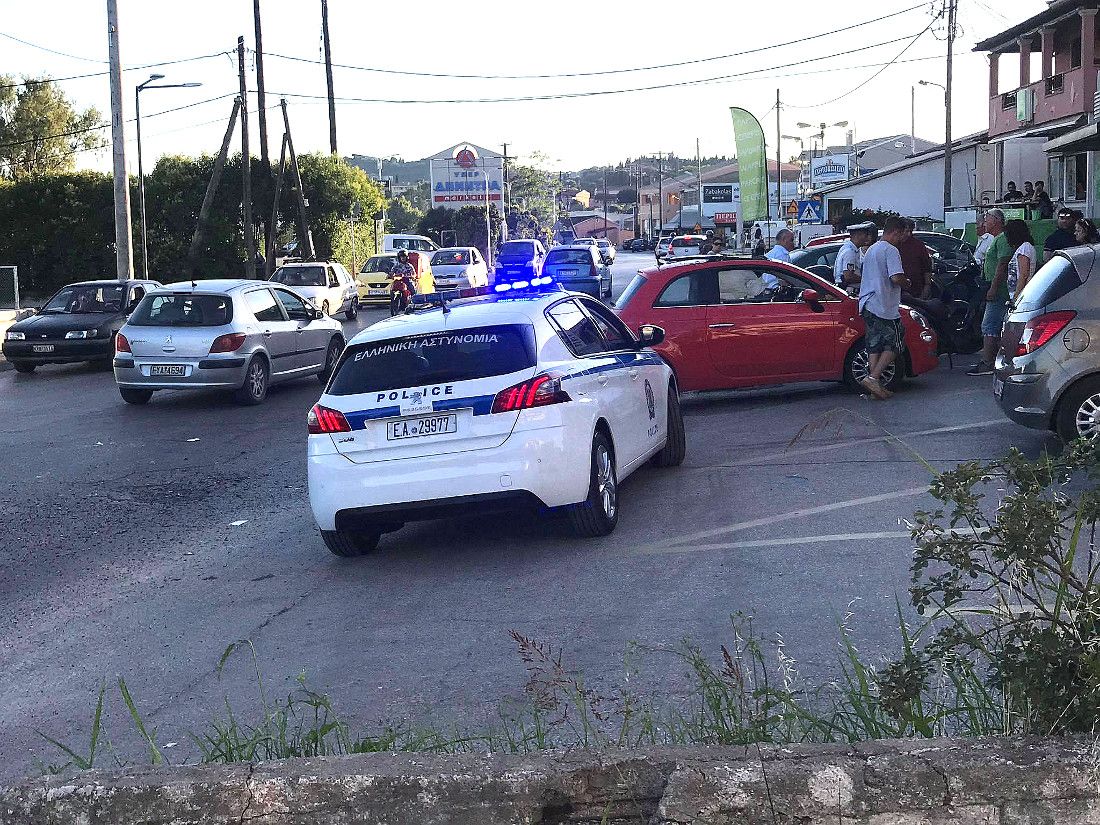 Τροχαίο με τραυματίες στην ε.ο. Λευκίμμης, στα Τρία γεφύρια