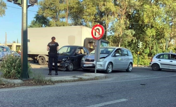 Σύγκρουση οχημάτων στη διασταύρωση του Τζάβρου