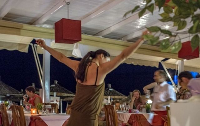 Νέες αποστάσεις στα τραπεζοκαθίσματα - τέλος ο χορός
