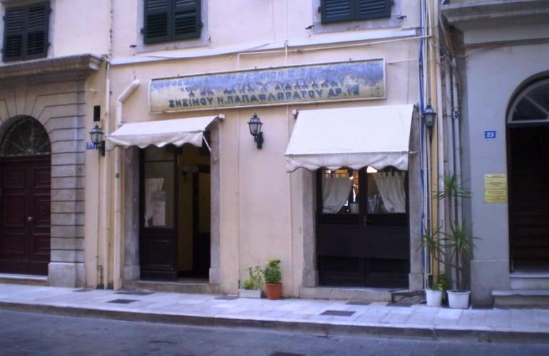 Καφενεία στο Λιστόν: Κλείνει ο κύκλος (Στη μνήμη του Νίκου Παπαφλωράτου)